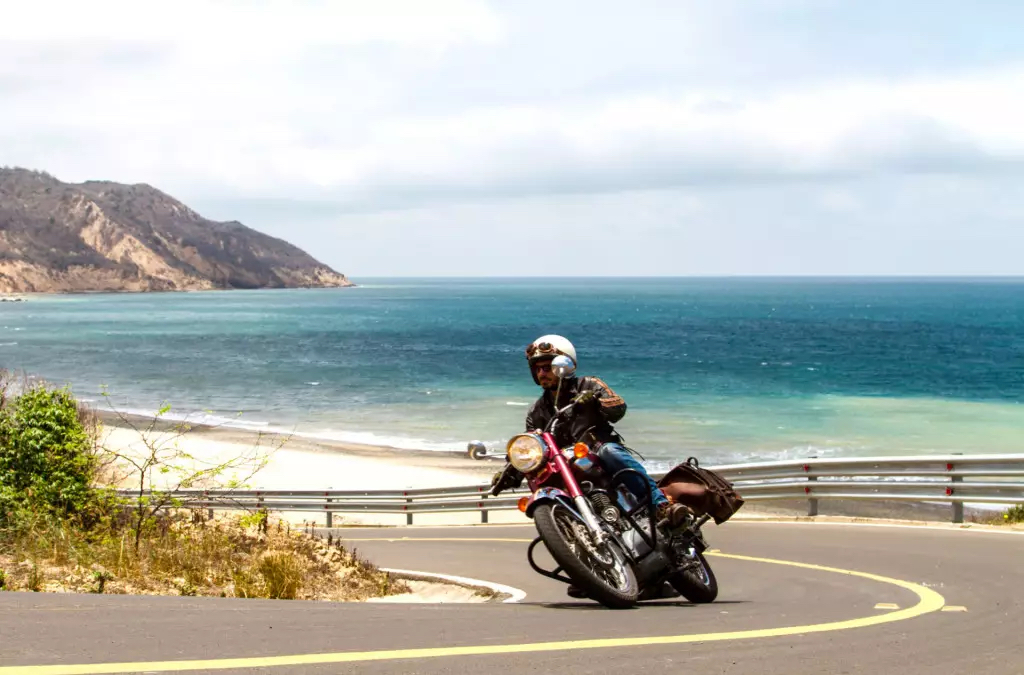 Plongez dans l'Océan Pacifique au guidon d'une moto de légende