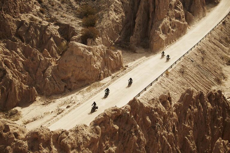 Motards Mono 500 sur une piste de canyon dans le Nord-Ouest argentin, niveau de pilotage road trip moto