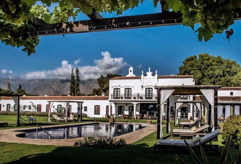 Hacienda coloniale avec piscine dans le Nord-Ouest argentin, un hébergement nommé dans le programme