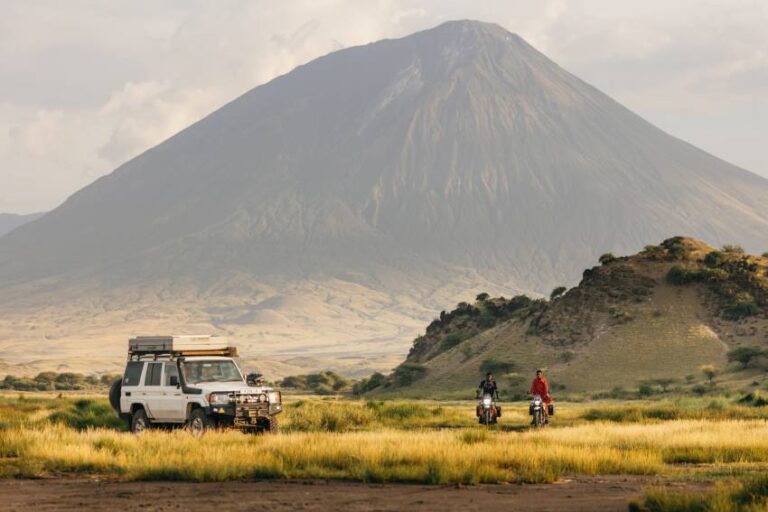 Le 4x4 d'assistance et deux motos au pied d'un volcan en Tanzanie, une option pour un road trip moto en famille