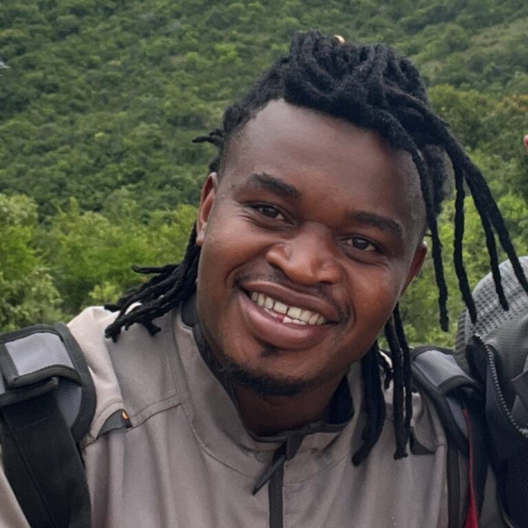 Herry, guide-mécanicien de Mono 500 en Tanzanie, souriant en tenue de moto