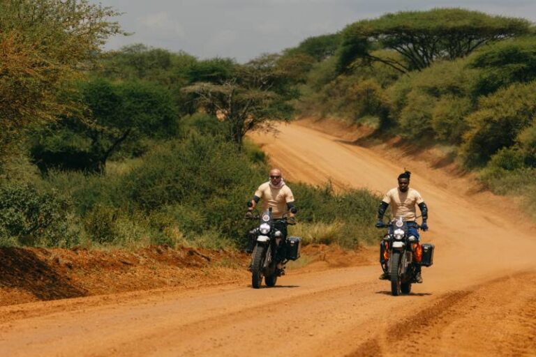 Deux Royal Enfield Himalayan 450 sur une piste de Tanzanie, la moto choisie pour un road trip sur piste