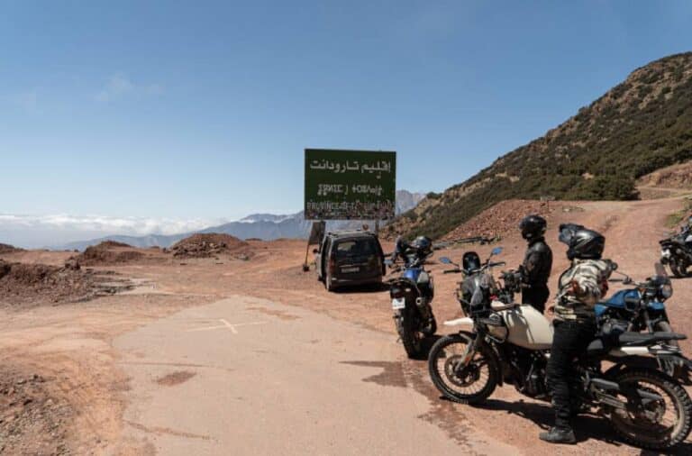 Motos Mono 500 et véhicule d'assistance arrêtés à un col de l'Atlas au Maroc