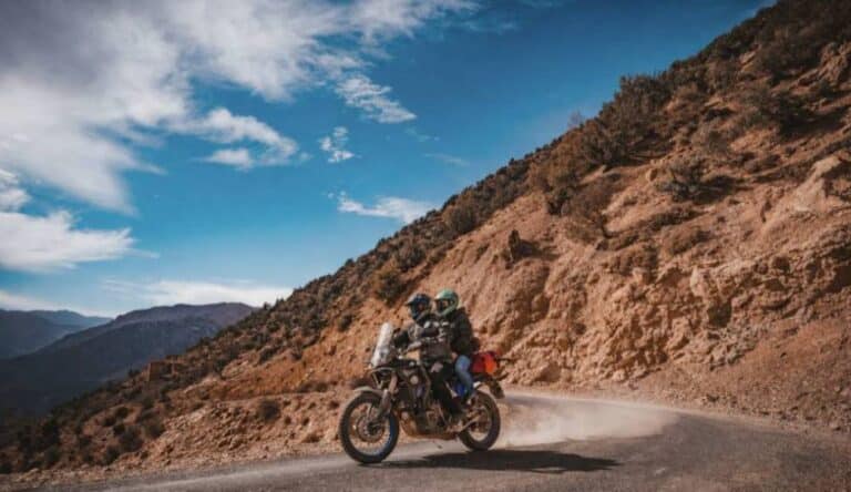 Pilote et passager sur une Yamaha Ténéré 700 sur une route de montagne au Maroc, passager en voyage moto