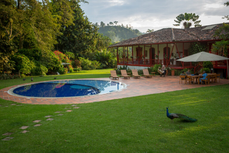 Hacienda avec piscine et jardin en Colombie, un hébergement compris dans le prix du voyage moto