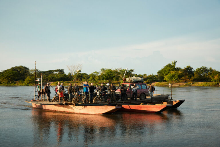 Traversée du río Magdalena en barge avec les motos et le 4x4 pendant un voyage moto en groupe en Colombie