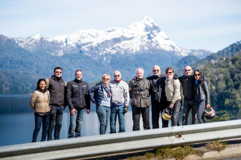 Groupe de voyageurs Mono 500 au bord d'un lac de Patagonie, départ garanti d'un voyage moto en groupe
